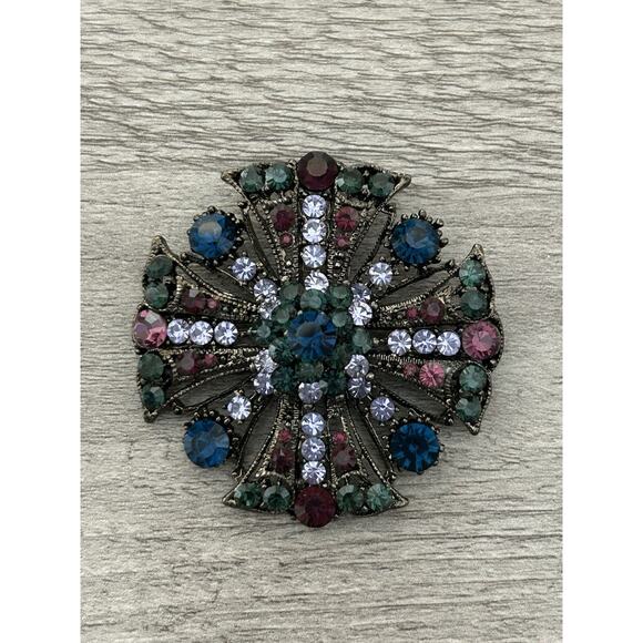 Beautiful Maltese Cross Brooch - Picture 1 of 2